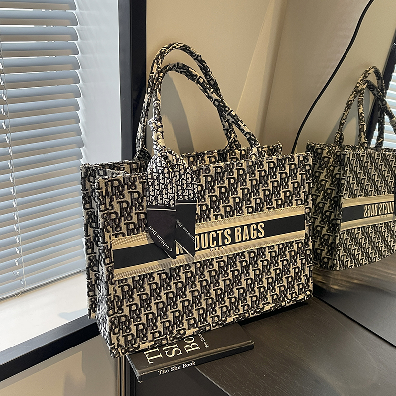 Women's Bag 2025 New Stylish Casual Niche Large-Capacity Shopping Bag Fashionable Handbag Student Underarm Tote Bag Women's Bag 2025 New Stylish Casual Niche Large-Capacity Shopping Bag Fashionable Handbag Student Underarm Tote Bag