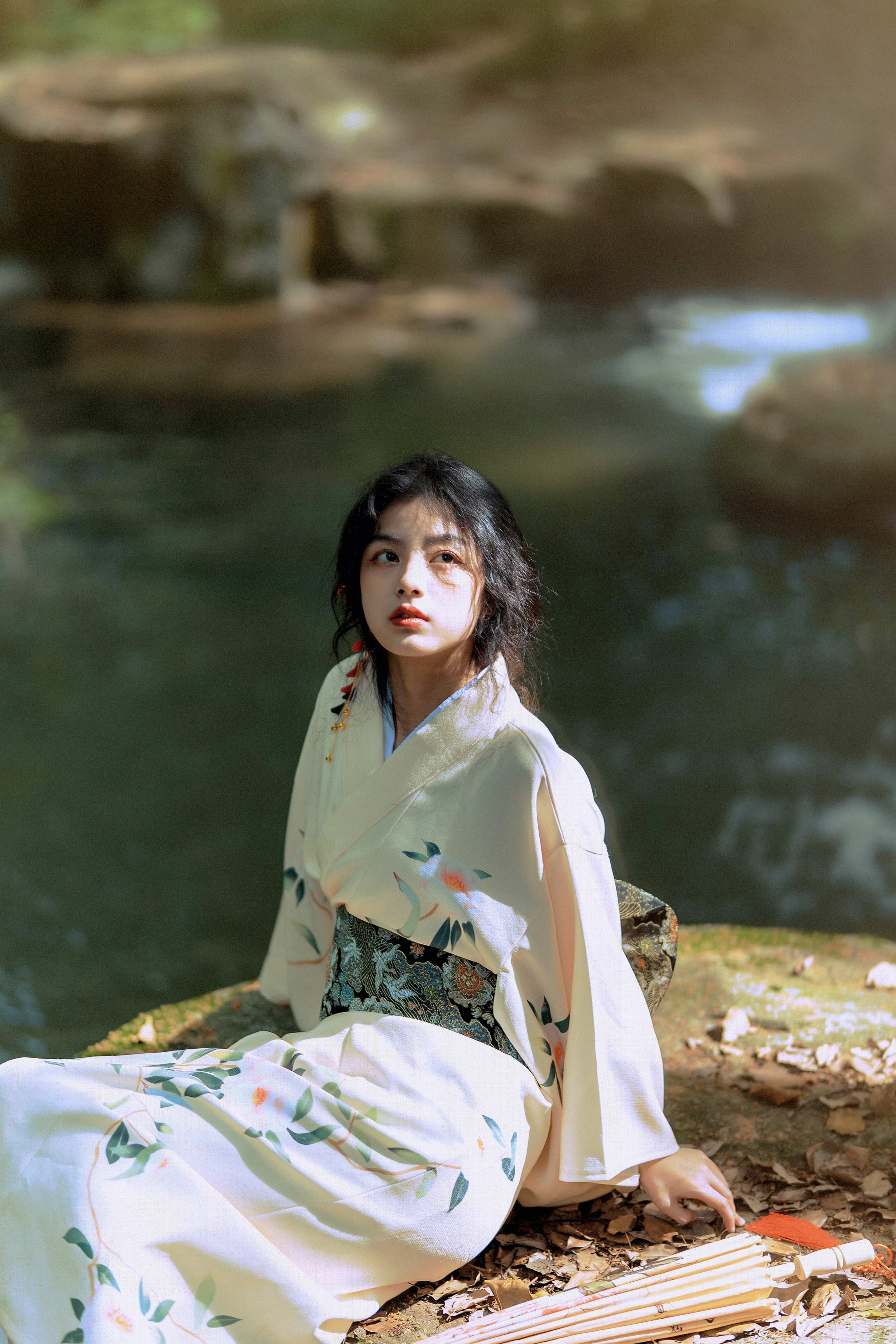 山林溪流壁纸 米白花卉和服少女森系竖版手机锁屏