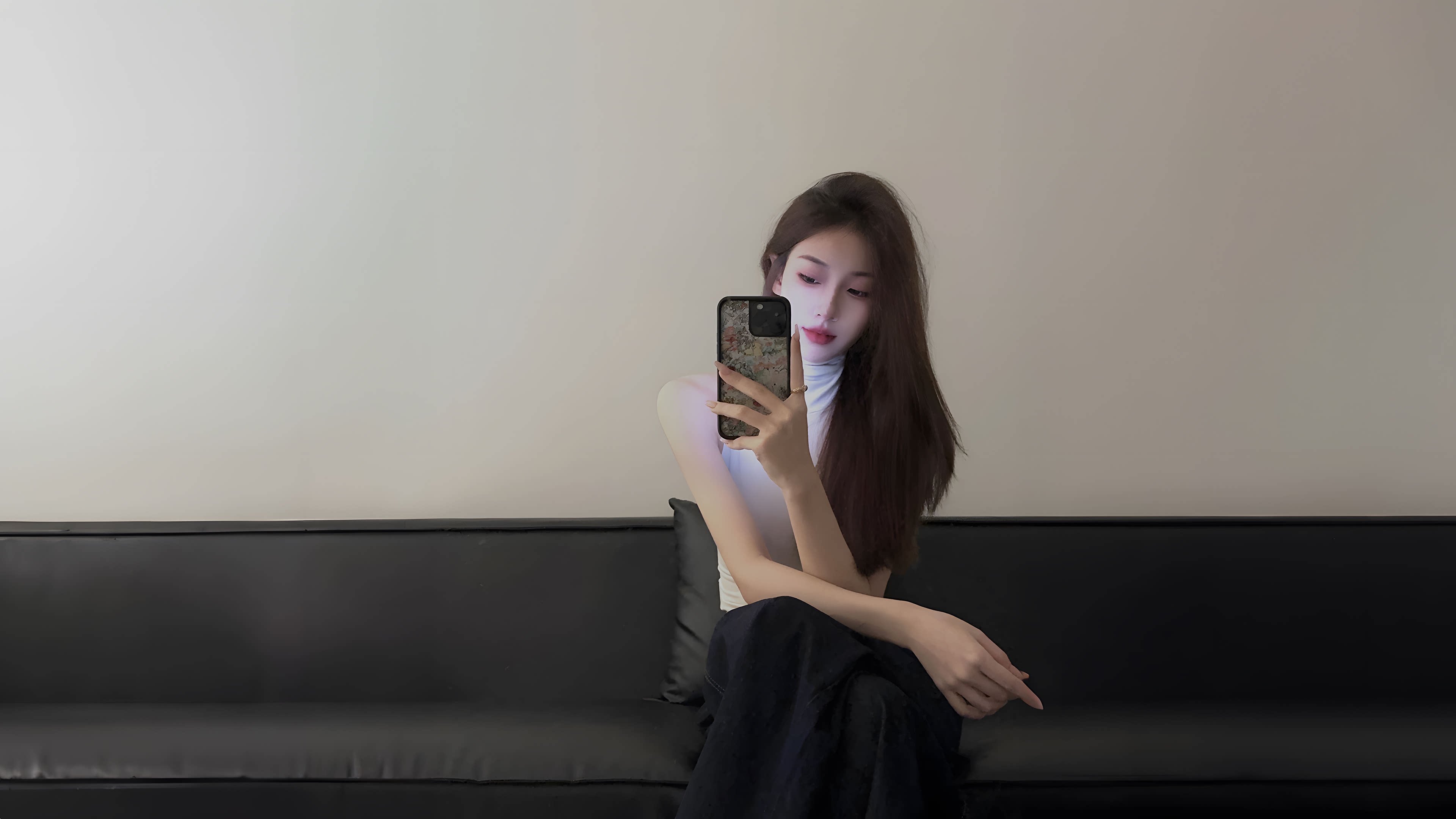 简约居家长发女生沙发自拍 4K 高清无水印壁纸