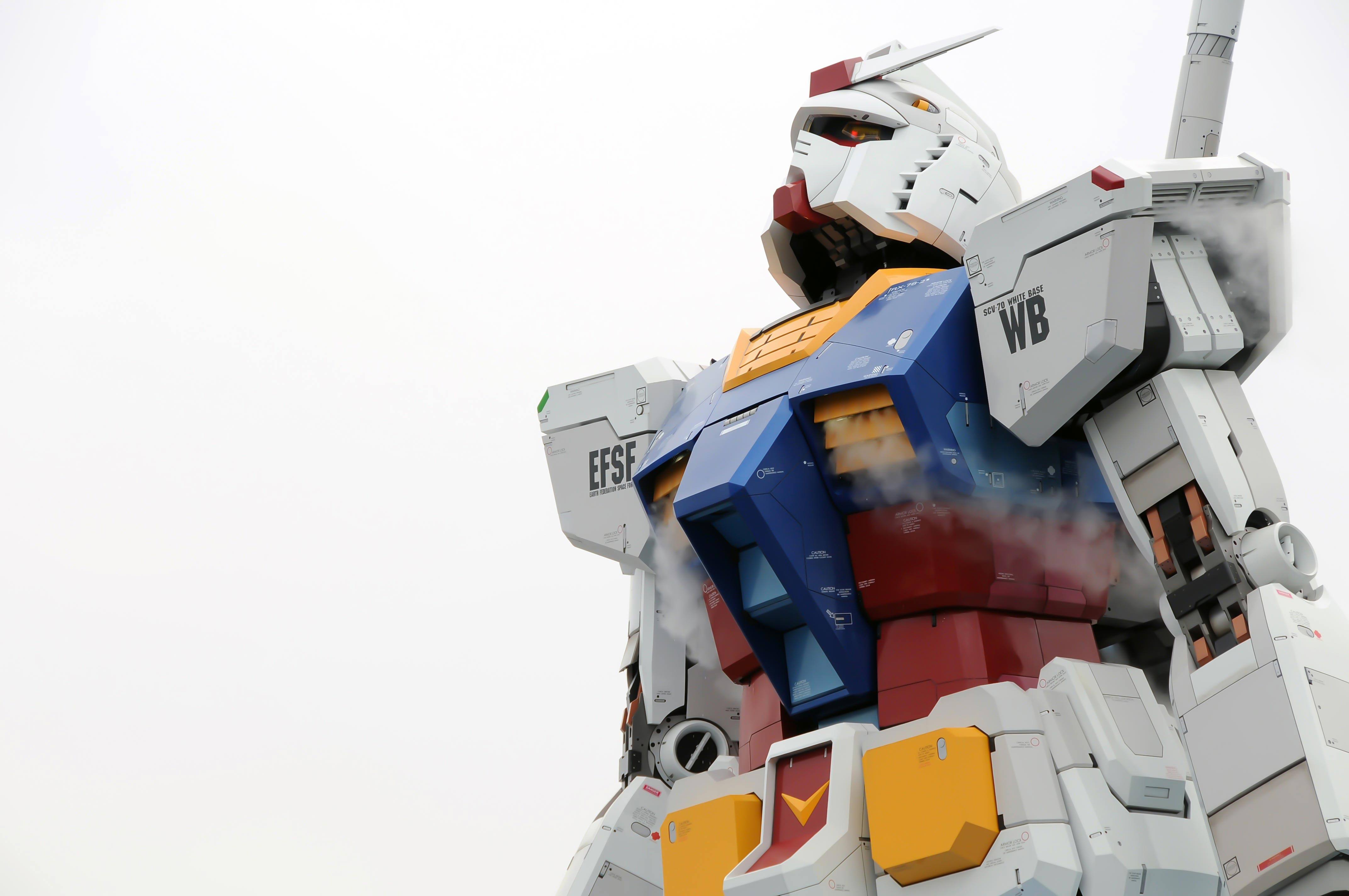 RX-78-2 元祖高达喷气烟雾 4K 电脑壁纸，巨型机甲立像高清无水印横版桌面背景