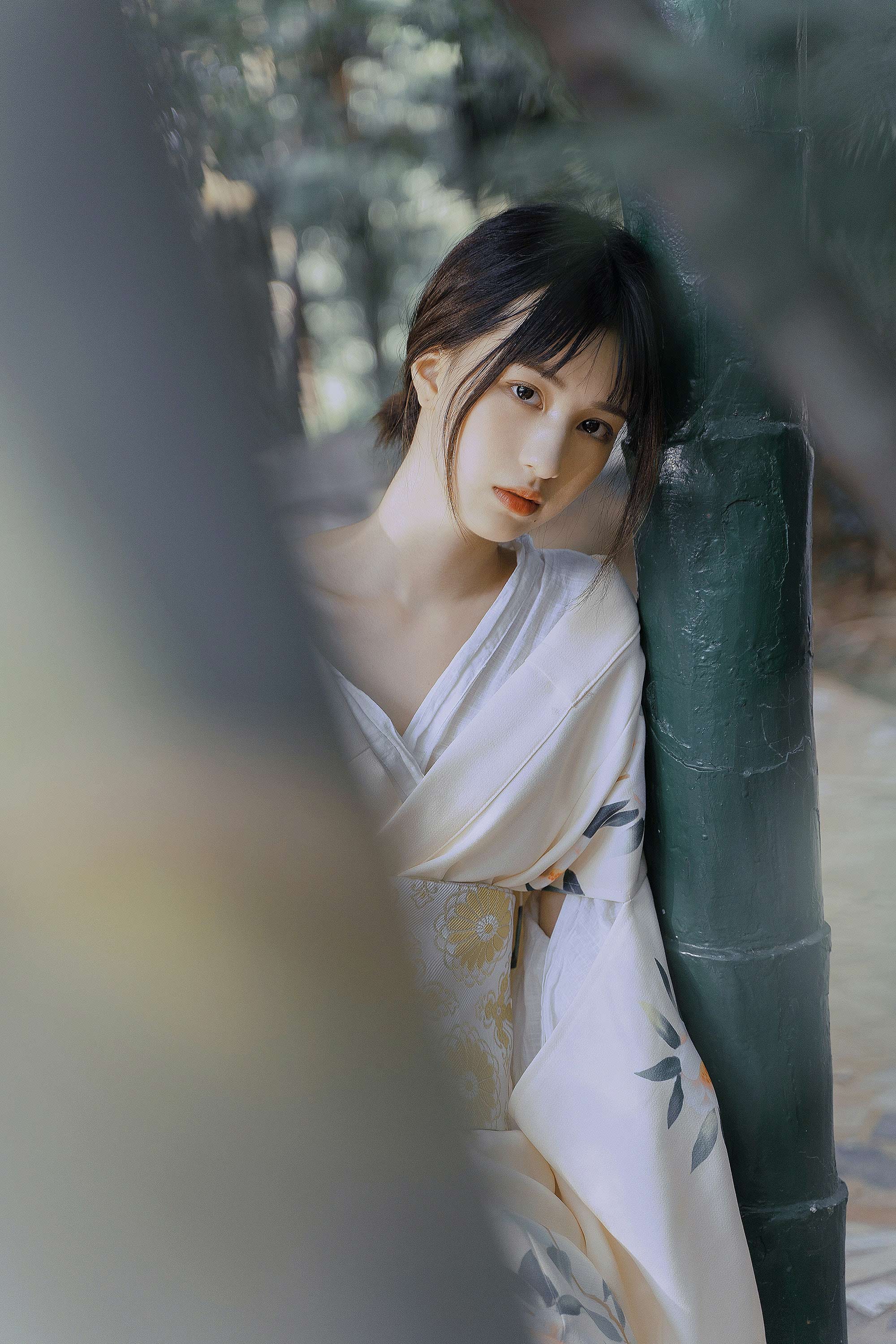 竹林古风壁纸 米白印花汉服少女林间竖版手机锁屏
