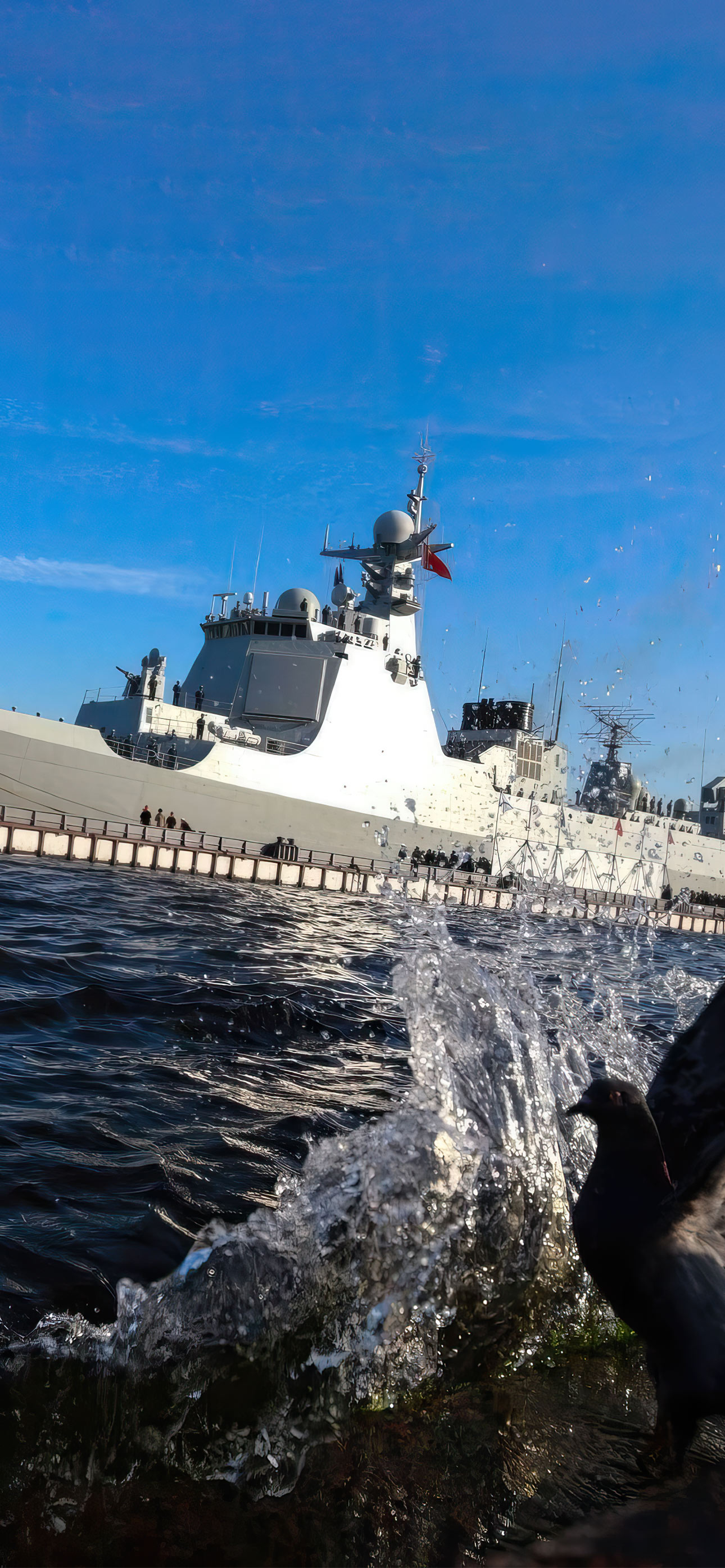 4K 高清中国海军 052D 驱逐舰港口停靠手机壁纸,海面浪花与鸽子,蓝天军舰实拍图