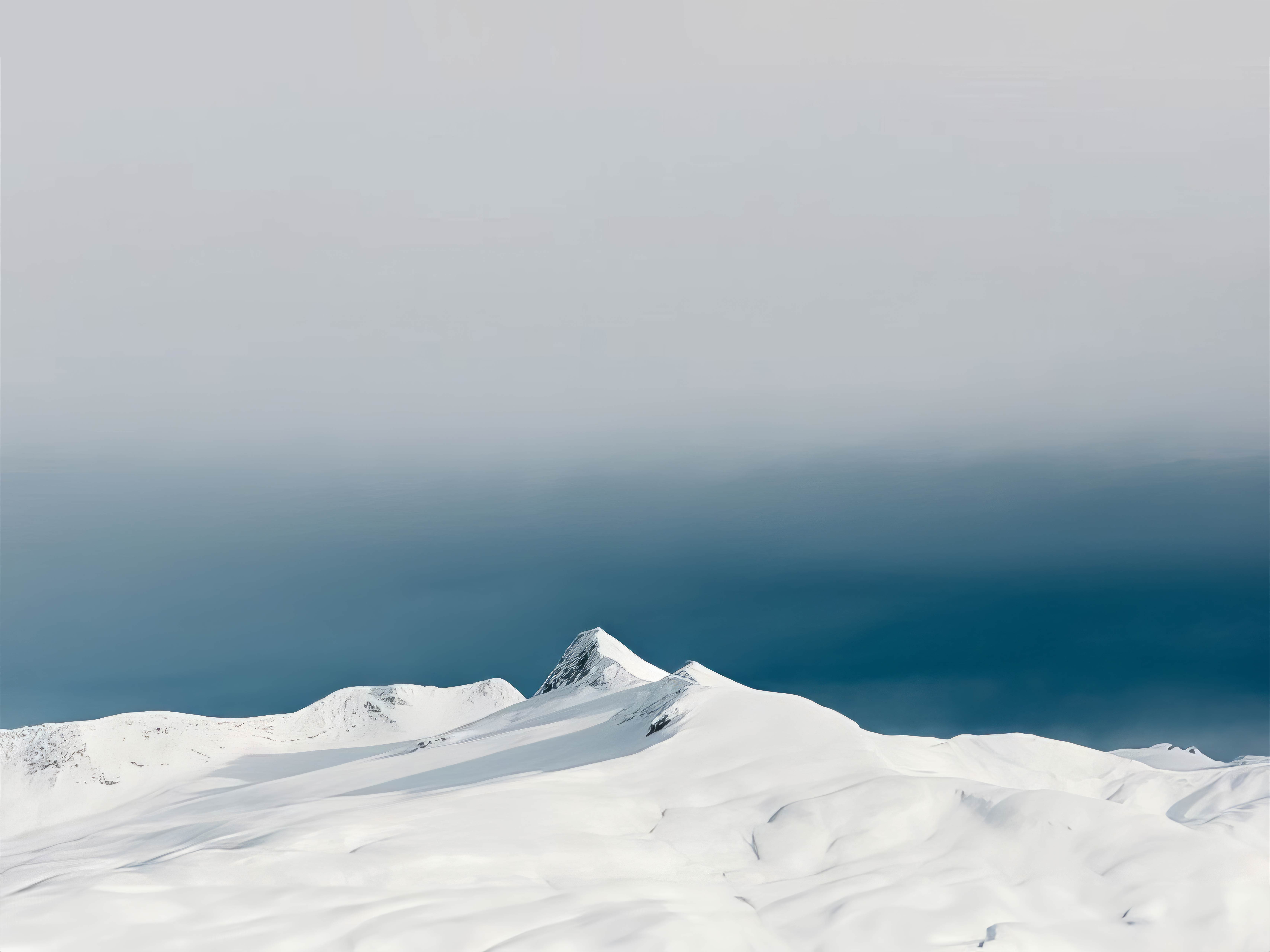 极简雪山湖泊 4K 高清电脑壁纸 冷淡风雪景桌面图片无水印
