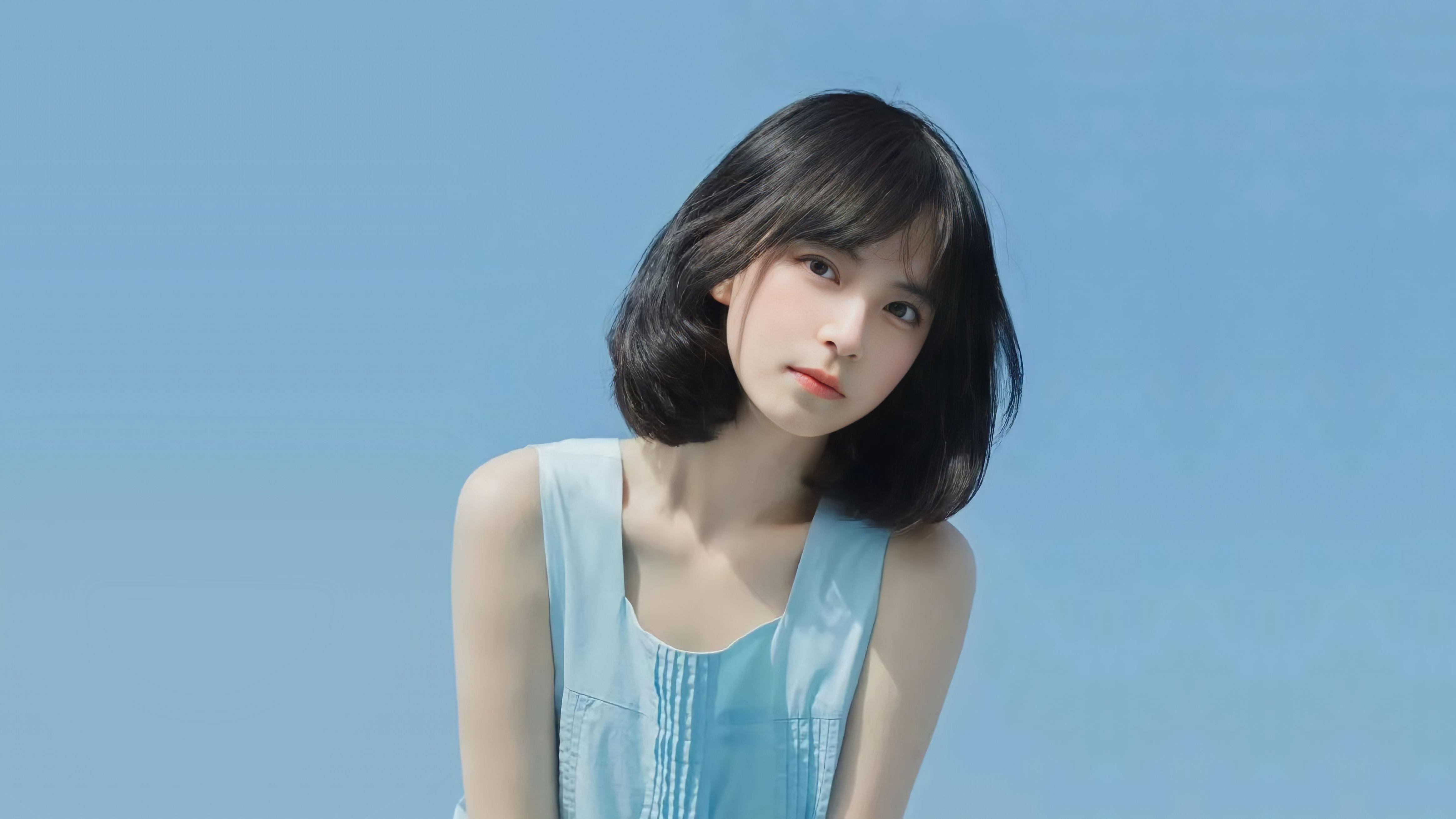 蓝天背景短发少女高清 4K 壁纸|日系清新治愈人像写真
