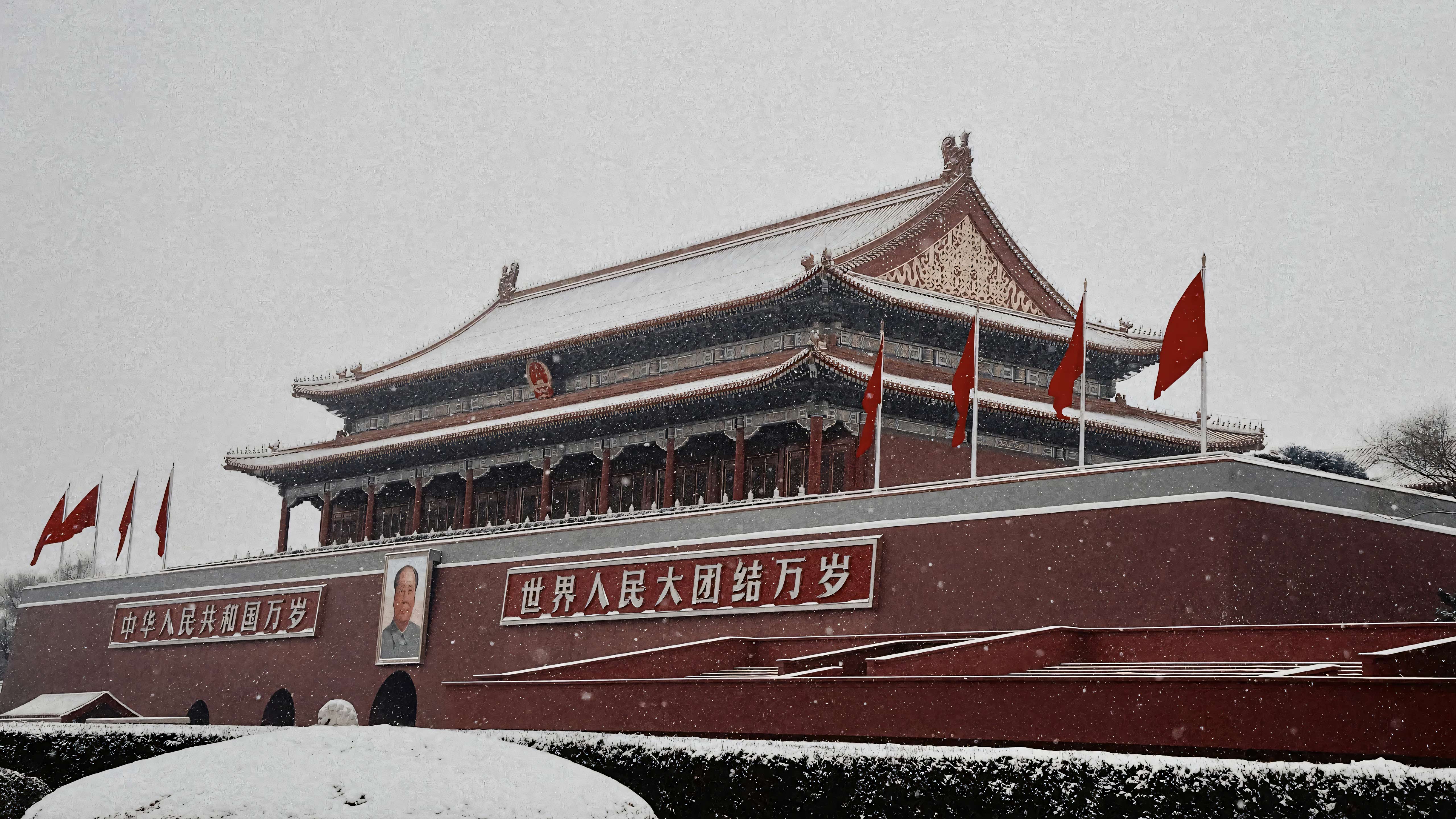 4K 高清天安门雪景横版电脑壁纸,冬日雪后天安门城楼红墙黄瓦白雪皑皑,爱国风景无水印桌面背景图