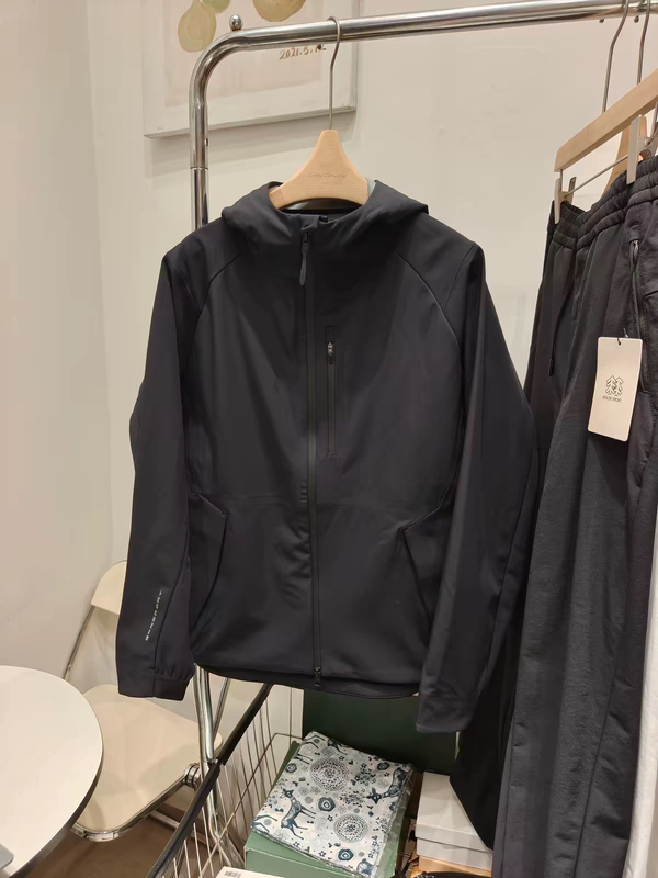 Men's Softshell Jacket Spring and Autumn 2026 New Hooded Rainproof Jacket Top with Fleece Lining and Stretch