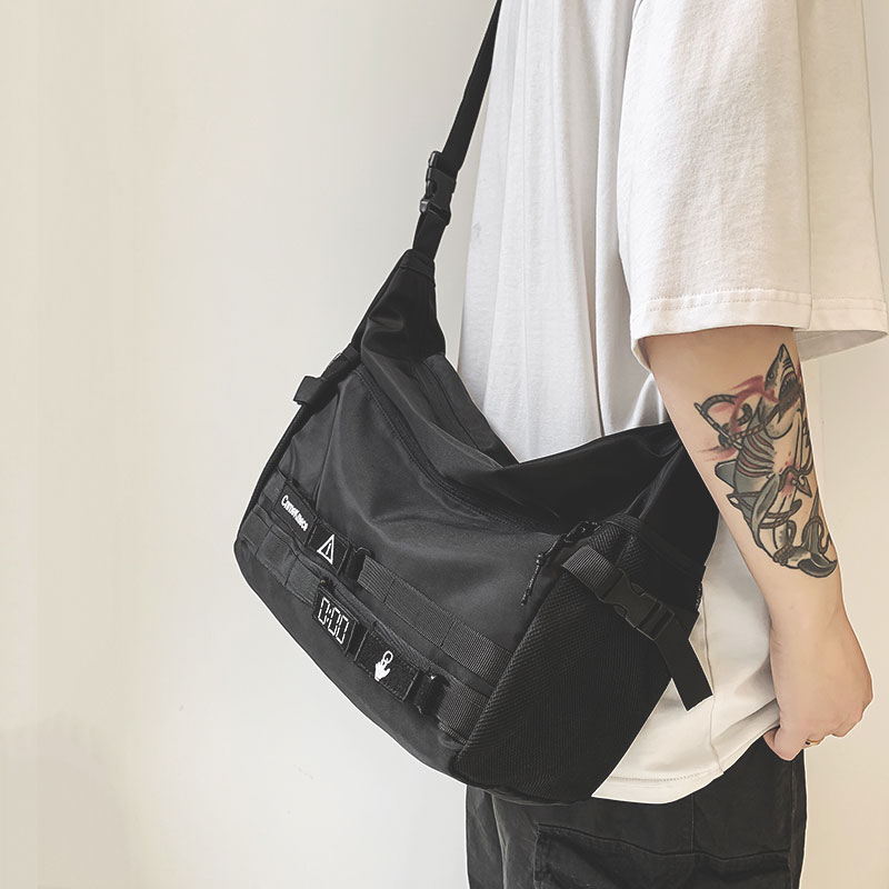 Han Prints Chains Chauded Japanese Slanted Satchel women's functional tooling Wind Large capacity Shoulder Bag Men Casual Single Shoulder Mailbag