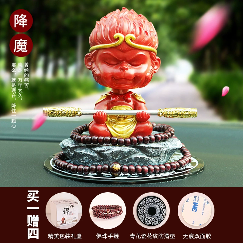 Ô tô trang trí nội thất lưới màu đỏ sáng tạo lắc đầu khỉ nhỏ Monkey King Qitian Dasheng ô tô bảng điều khiển trung tâm ô tô - Vòng đeo tay Clasp