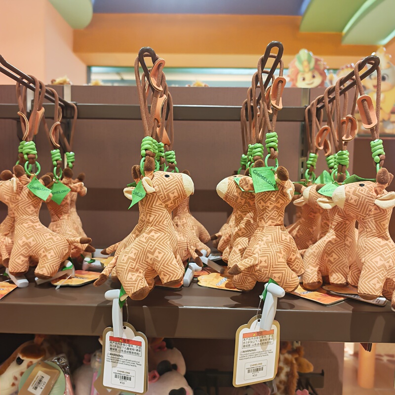 Qingyuan Chimelong Souvenir Giraffe Totem Fabric Pendant Hippo Keychain Decoration Gift for Friends Doll Bag Charm Qingyuan Chimelong Souvenir Giraffe Totem Fabric Pendant Hippo Keychain Decoration Gift for Friends Doll Bag Charm
