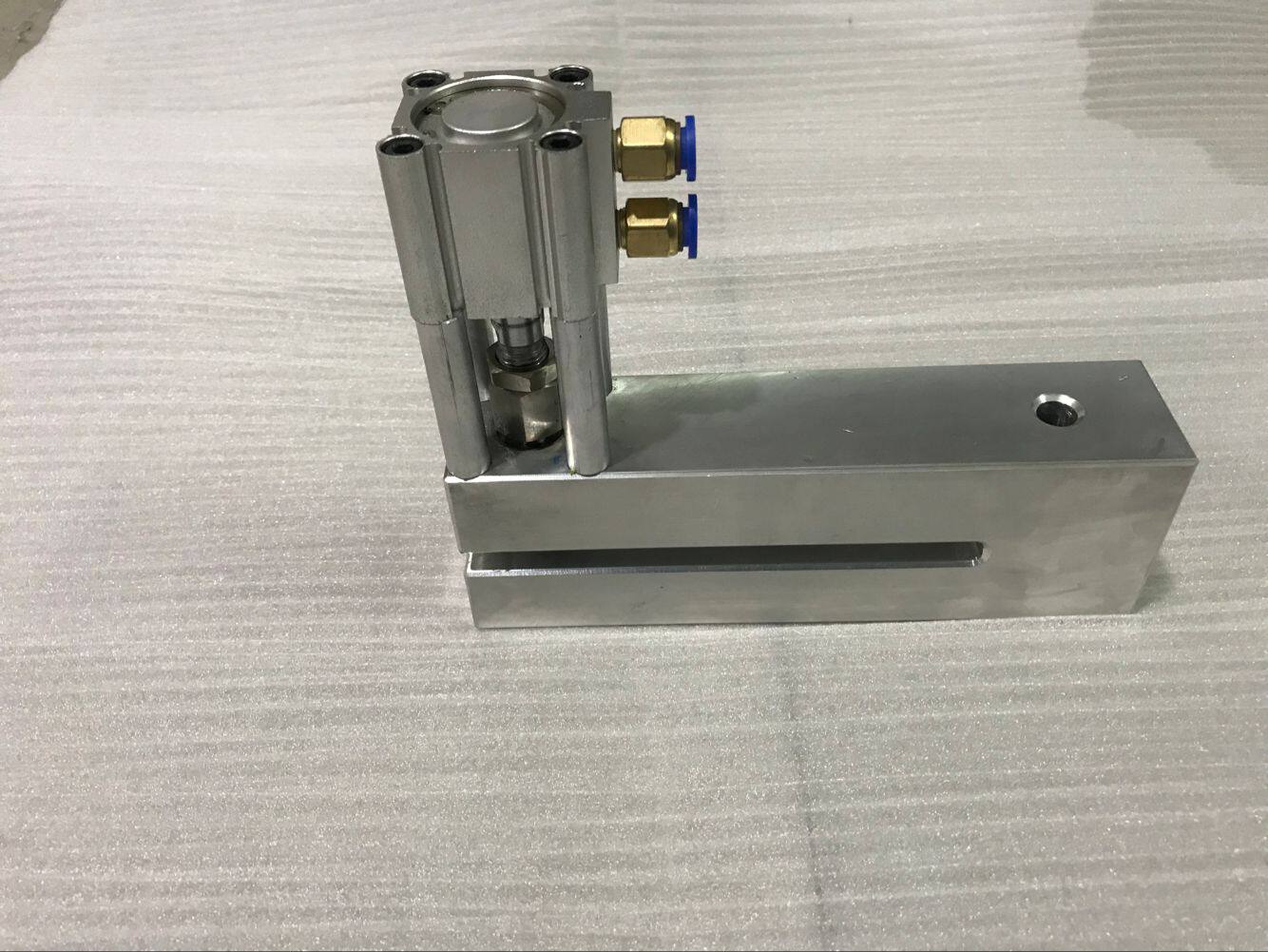 Bag-making machine punching machine small circular hole pneumatic punching machine over material 150mm plastic bag trilateral seal punching machine pneumatically