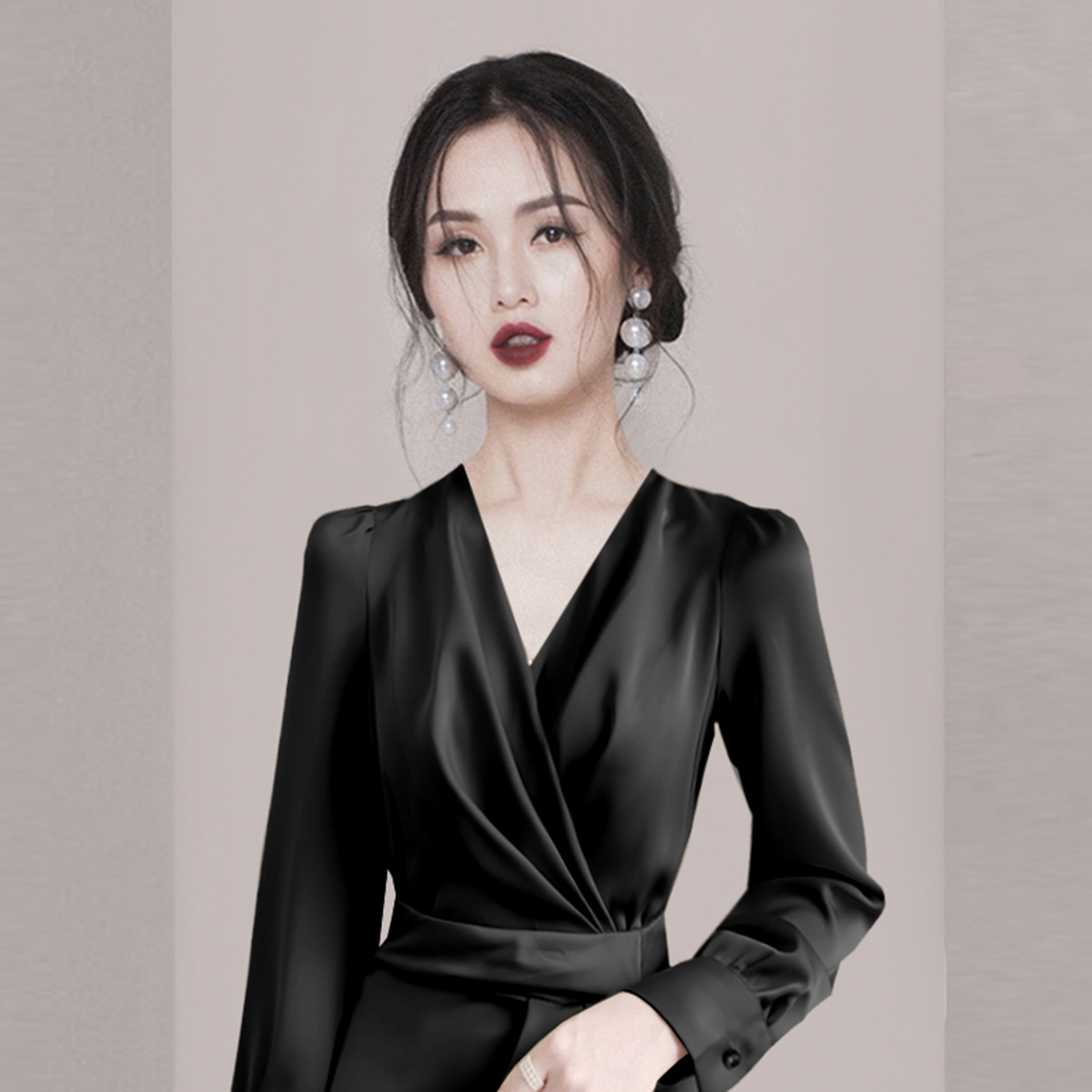 Fitted brace, sexy black shirt, evening dress, V-neckline Fitted brace, sexy black shirt, evening dress, V-neckline
