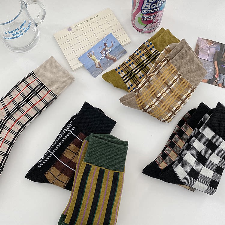 Retro plaid socks female midbarrel socks Han version ins Chains Chains 100 lap college wind autumn winter long cylinder calf cotton socks