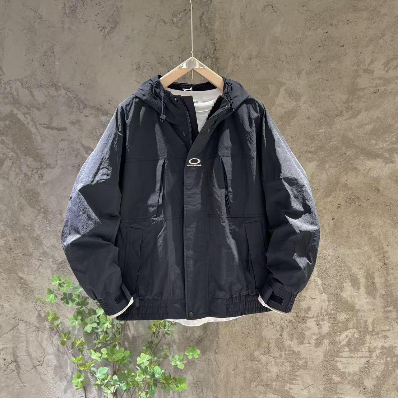 春のアウトドア防風ジャケットメンズアメリカンスタイルのトレンディなジッパーポケットジャケットユース無地オールマッチフード付きジャケット