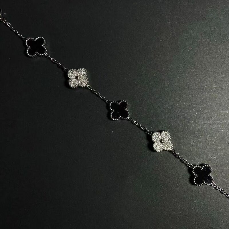 Vintage Clothing 【Eternal-Four Leave】Unique Design Silver Mother-Of-Pearl Panda Bracelet