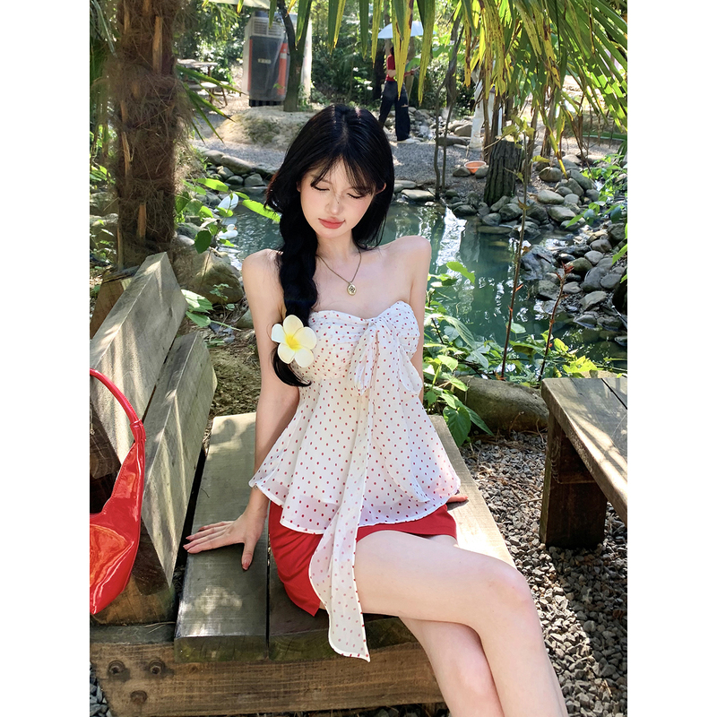 Vietnamese Niche, Non-Crowded Island Vacation Style, Stunning Dopamine Polka Dot Tube Top and Red Skirt Set Vietnamese Niche, Non-Crowded Island Vacation Style, Stunning Dopamine Polka Dot Tube Top and Red Skirt Set