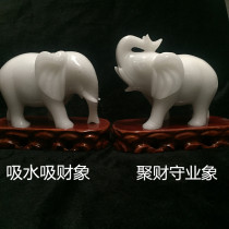 Une paire dornements déléphants en jade blanc afghan pour attirer la richesse et maintenir les affaires. La pierre de jade absorbe leau et attire la richesse. Le hall dentrée et la cave à vin du salon sont feng shui.