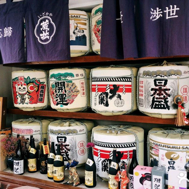 Sushi restaurant decoration wine bottle Japanese ornaments Sake Japanese Sheng Zaicai cat wine bottle barrel Izakaya door furnishings