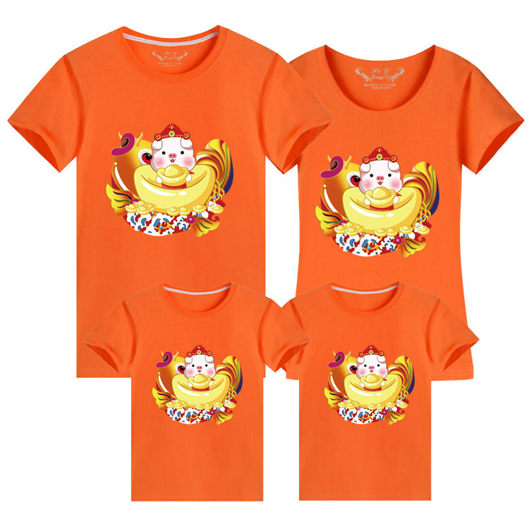 Quần áo nam và nữ năm 2019 quần áo màu đỏ in hình cha mẹ trẻ em cotton thường mặc áo thun chuồng lợn năm áo gia đình mùa đông