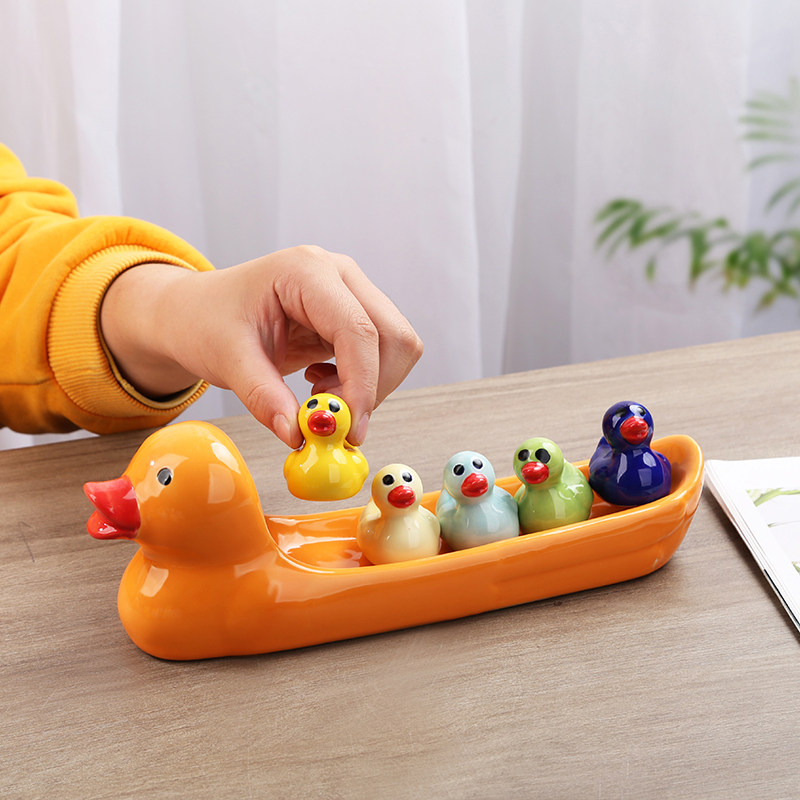 如何挑选适合自家餐桌的创意可爱小黄鸭筷子架？