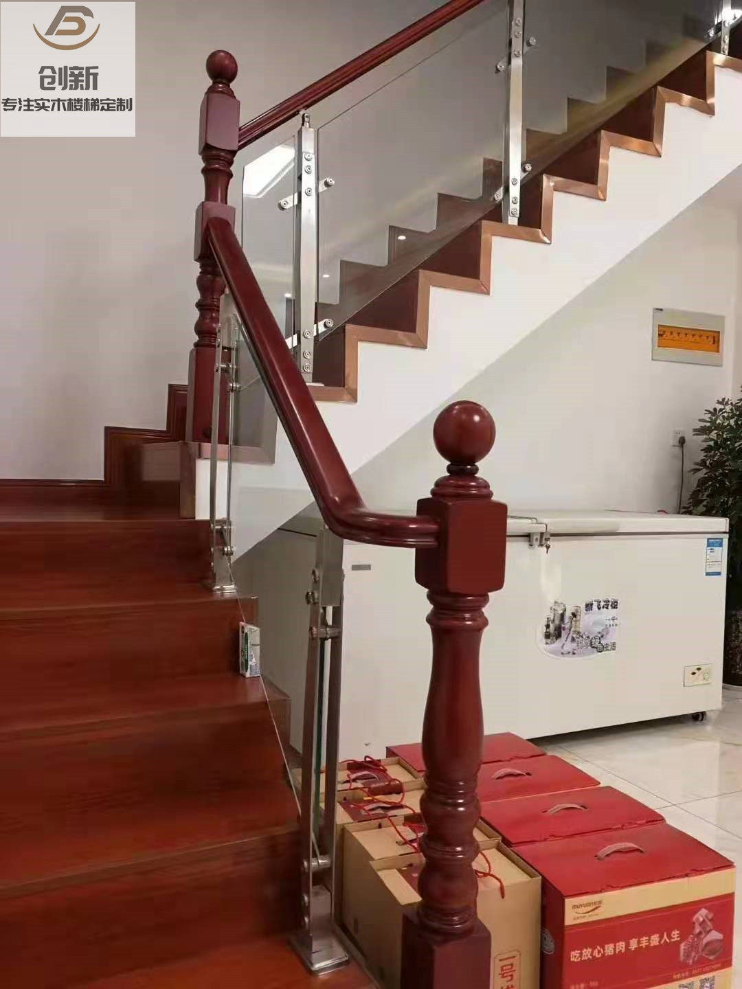 Guangzhou solid wood stairs custom loft stairs Villa stairs custom glass fence Tempered glass fence handrails