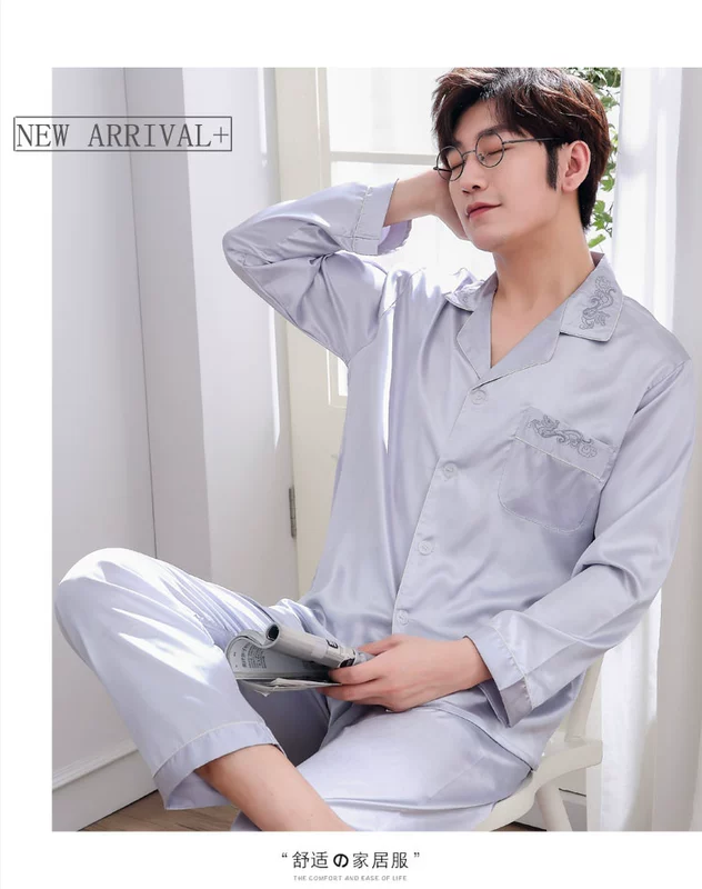 Bộ đồ ngủ bằng lụa dành cho nam phiên bản Hàn Quốc của mùa xuân và trung niên mùa xuân và mùa thu mỏng băng lụa phù hợp với mùa hè dịch vụ nhà dài tay màu rắn