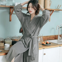 Серые женщины [одетый в поглощенный халат после принятия душа]