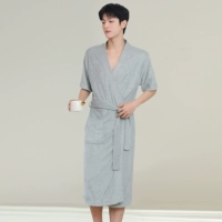 Голубой человек [в ванном халате с водой после принятия душа]