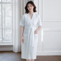 Белые женщины [в поглощающем воду после принятия душа]