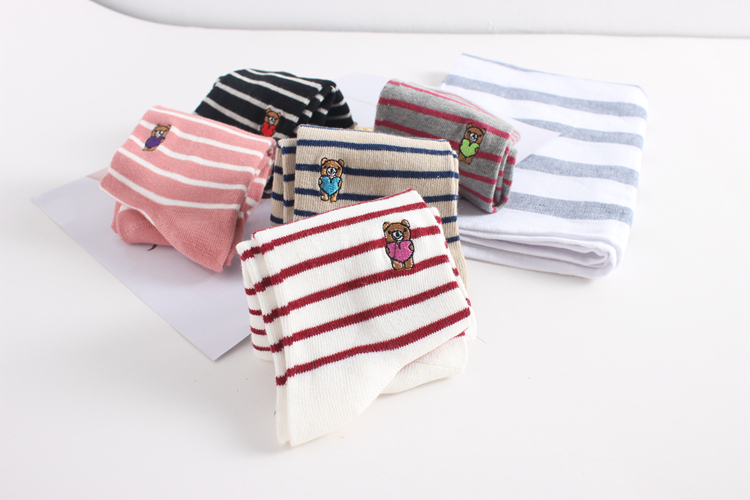 3 đôi vớ vớ mùa xuân và mùa thu mới vớ sọc hoạt hình thêu gấu rộng miệng vớ cotton vớ da