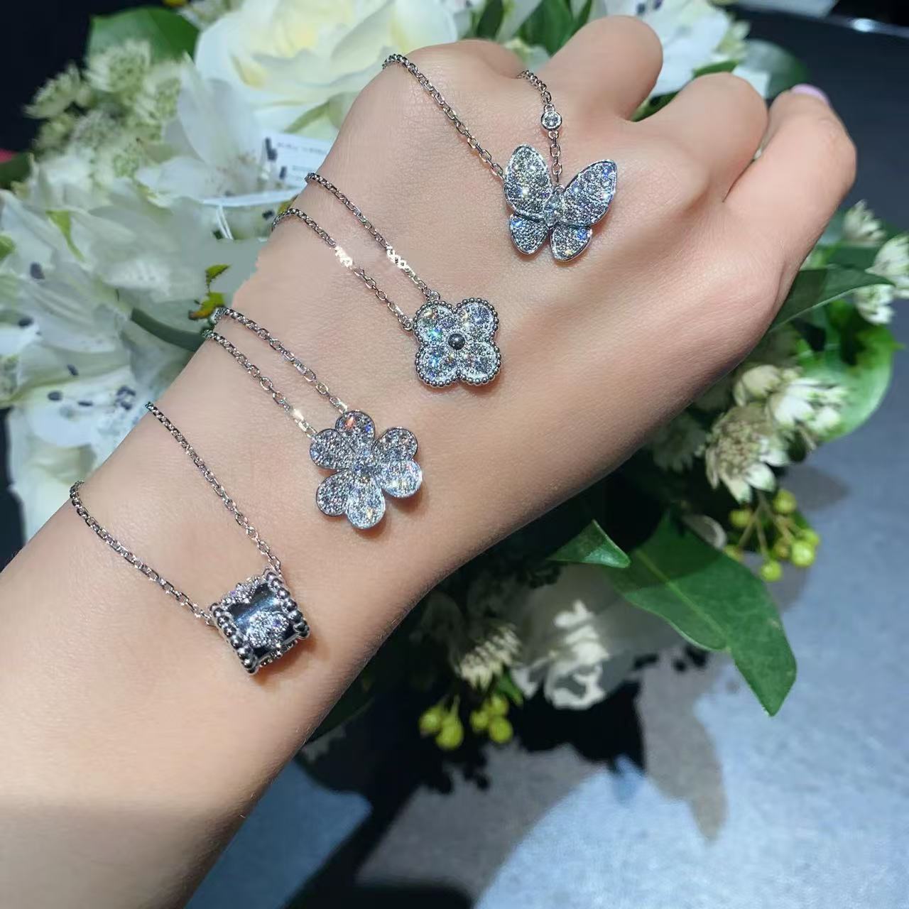 スーパーフラッシュAu750新色ゴールドネックレス18Kゴールドとホワイトゴールドクローバーフルダイヤモンド四つ葉のクローバーネックレスモアッサナイトブレスレット