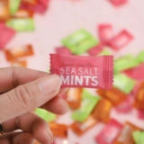 Фруктовый мятный свежий прохладный смешанный солевой раствор, популярно в интернете