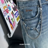 Синий браслет из бисера, небольшие дизайнерские штаны в стиле хип-хоп, тренд сезона