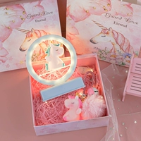 Синяя подарочная коробка, розовый брелок, открытка