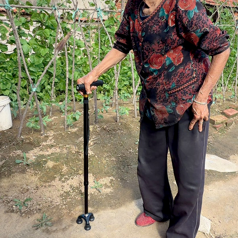 Elderly People's Crutches Are Non-Slip and Lightweight, and the Height of the Crutches Can Be Adjusted. Three-Legged Walking Aids for the Elderly Are Anti-Fall Walking Sticks Elderly People's Crutches Are Non-Slip and Lightweight, and the Height of the Crutches Can Be Adjusted. Three-Legged Walking Aids for the Elderly Are Anti-Fall Walking Sticks