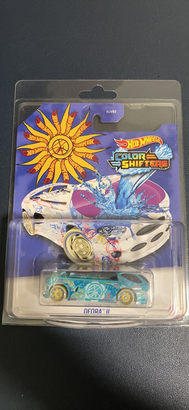 Hot Wheels Color-Changing Car, Deora