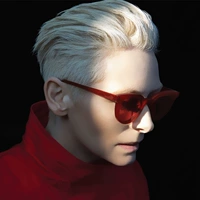 Красная коробка прозрачная красная