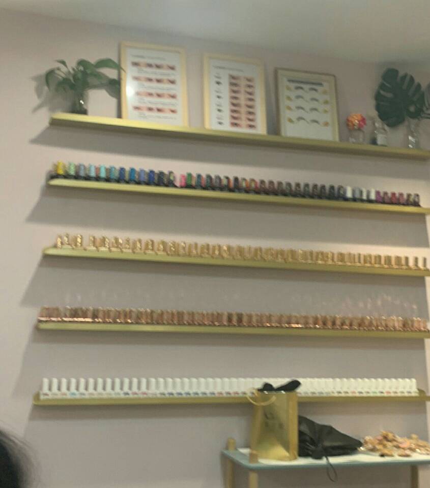 Net red gold wall shelf cosmetic storage shelf display stand nail salon wall decoration word partition