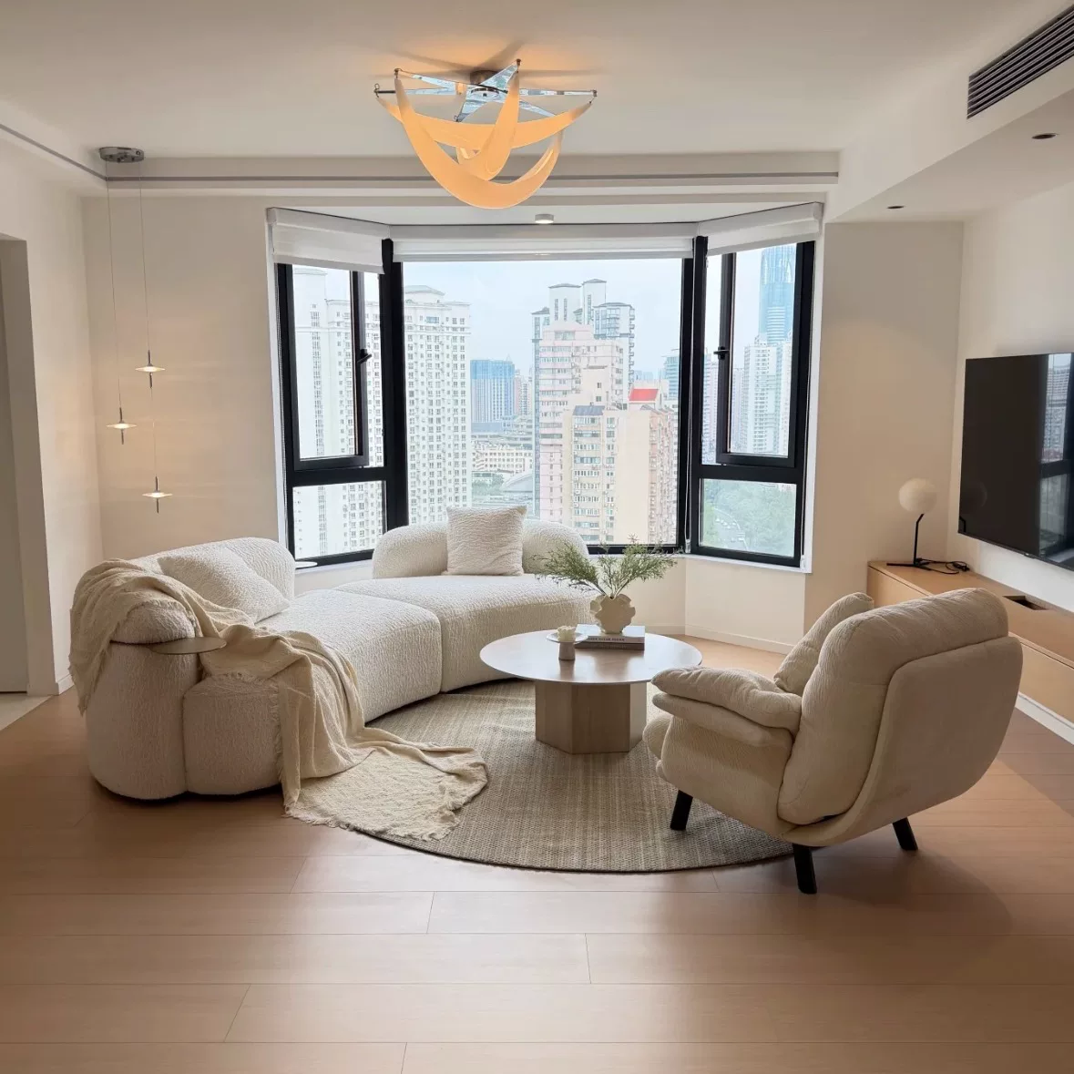 Creamy Creative Alien Sofa Light luxury pea arc sofa living room small apartment larch cashmere beauty salon
