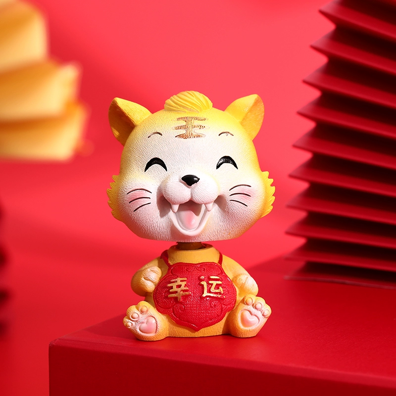 Xe Little Tiger gắn trên ô tô 2021 Vật tư trang trí bảng điều khiển trung tâm mới Bộ sưu tập hoàn chỉnh của Năm con hổ Trang trí nội thất ô tô miếng lót ghế gỗ 