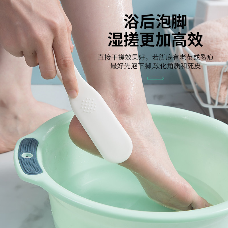 Rub foot grinding artifacts to dead leather tools to trim the feet and brush the feet and the heel to the sole of the dead skin scrape cocoon