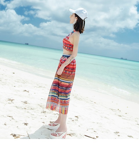 Cặp đôi đồ bơi nữ bikini ba mảnh eo cao che bụng thon gọn bảo thủ quần đi biển nam mặc ảnh trên gương 	đồ đôi đi biển màu trắng	