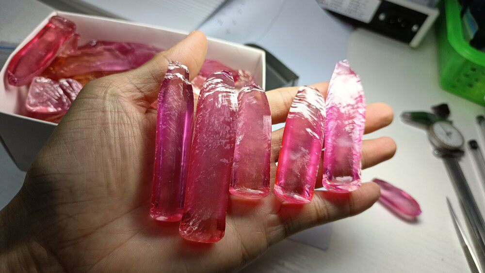 ピンクモルガナイトの原石粉末、コランダム、硬度9、ドリルビットを通過可能