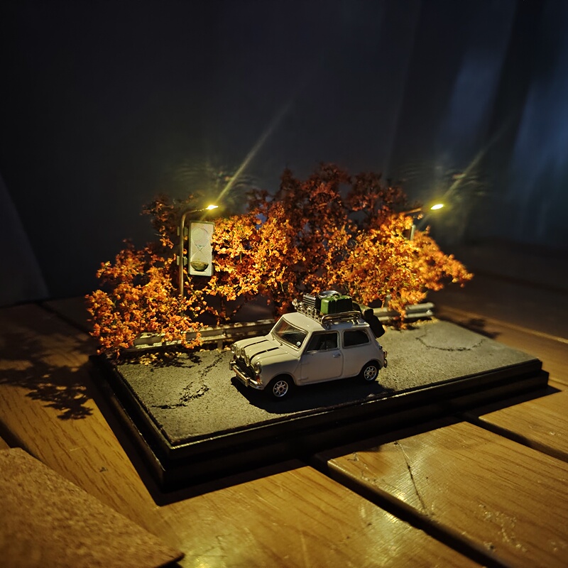 Uncle Z's Model 1/64 Car Scene Storage Box, Yellow Trees, Green Trees, Outdoor Road, Can Be Illuminated, Comes with Acrylic Cover