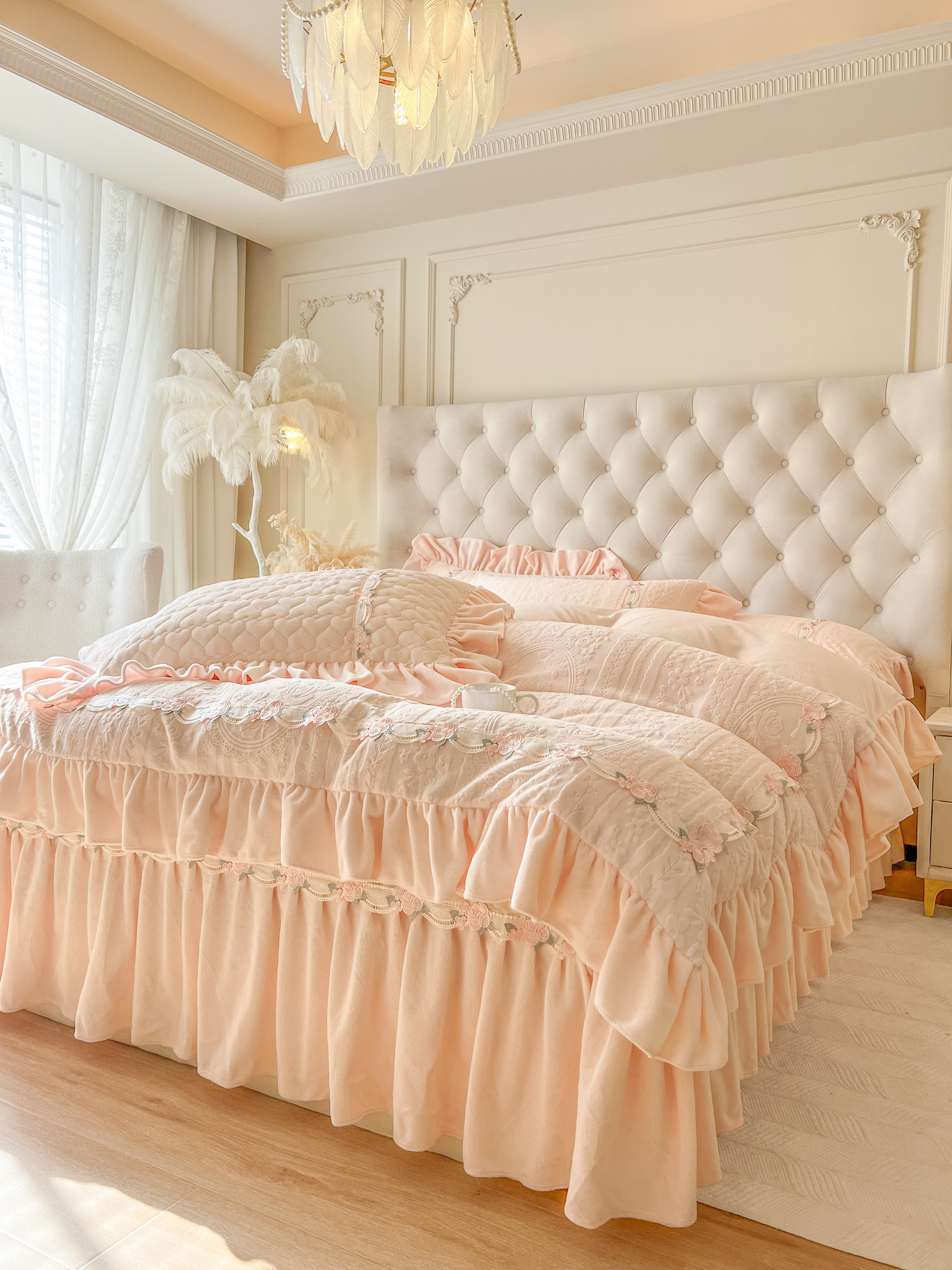 Class a Thickened Carved Milk Velvet Four-Piece Set with Quilted Bedspread, French Princess Style Ruffled Lace Bed Sheet and Duvet Cover for Winter