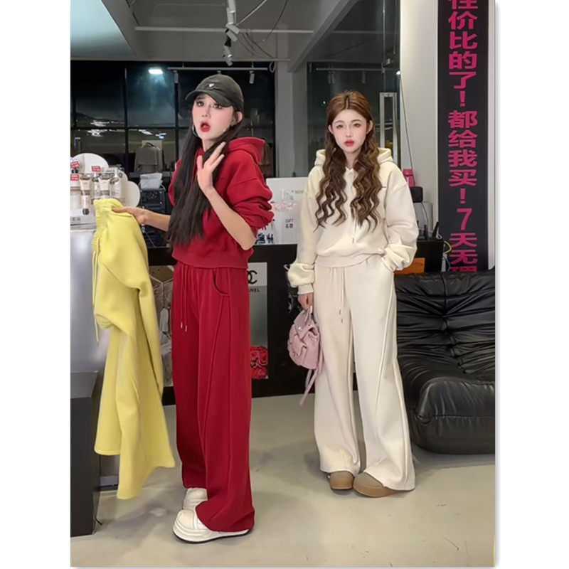 2025深冬装如何选搭一套新年红时尚休闲卫衣卫裤？