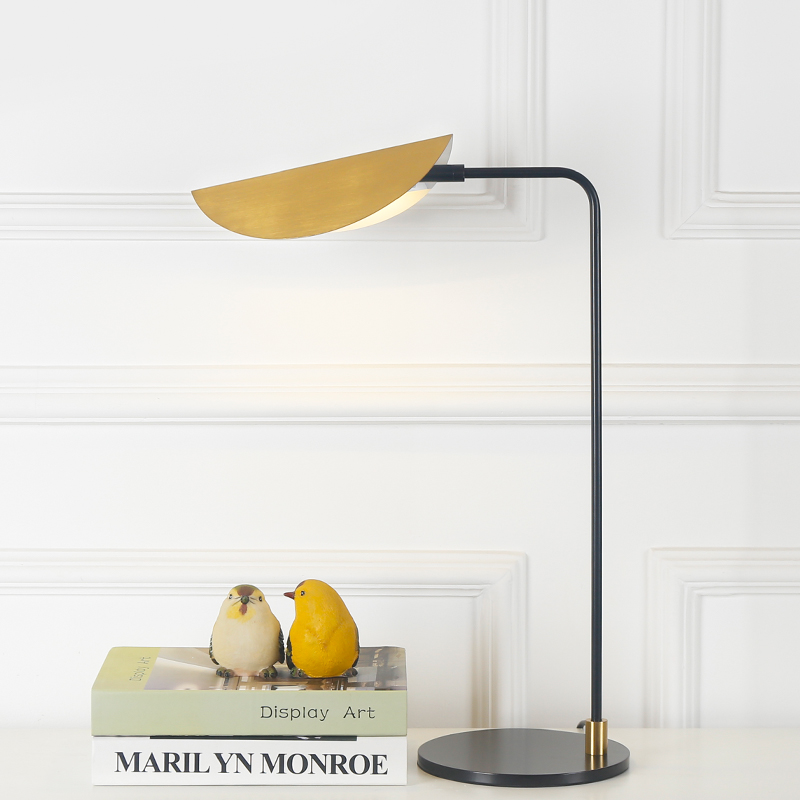 Modern American table lamp bedside lamp personality creative bedroom bedside table lamp simple fashion entrance study light luxury