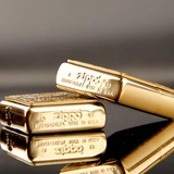 Играя в более легкие Zippo, настоящие наклейки с чистыми медь
