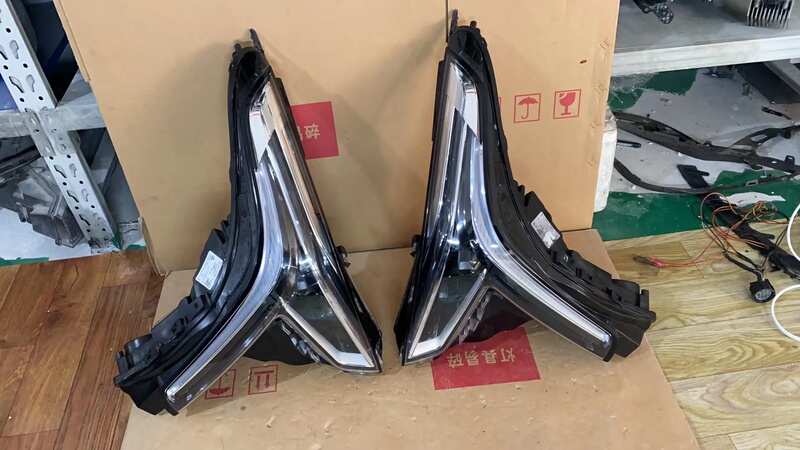 Suitable for 2016-2021 Cadillac Ct6 Headlights, New Ct6 High-End Three-Eye Headlight Assembly, Original Factory Dismantled Parts Suitable for 2016-2021 Cadillac Ct6 Headlights, New Ct6 High-End Three-Eye Headlight Assembly, Original Factory Dismantled Parts