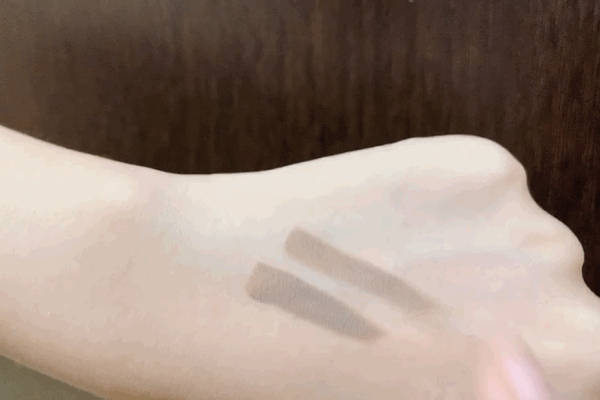 Mạnh Mưa lớn ▲ Ukiss Cream Kem dưỡng lông hai màu Kem chống thấm nước chống mồ hôi lâu dài Không chi tiết Lông mày Loại Kem Lông mày Bút chì chì kẻ chân mày innisfree