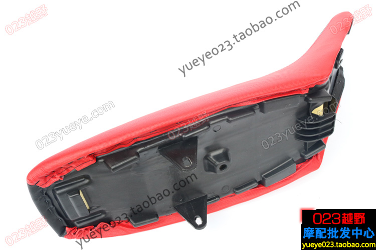 Phụ kiện xe mô tô CQR250 Trung tâm đệm ghế màu đen + đỏ đệm mới bọc yên xe máy airblade